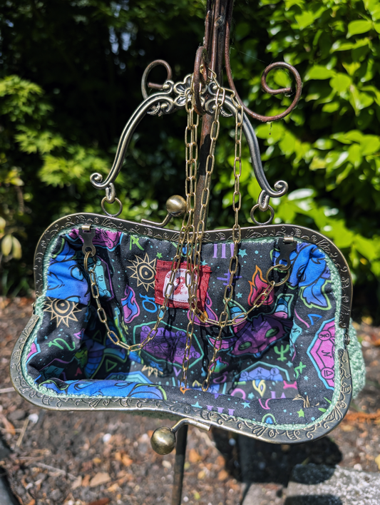 Lady Victoria’s Companion #001